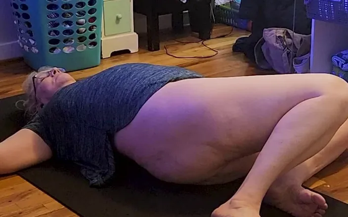 Momma Vee: Ochtendyoga met een hete rijpe milf!