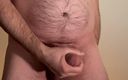 Beardedcummer: Papa ours joue avec une grosse bite et crache dessus