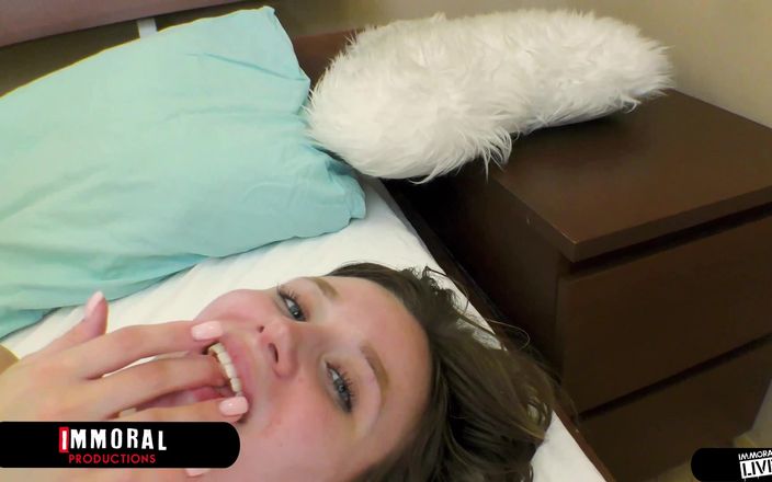 Immoral Productions: La pequeña Lily Blossom ama el sexo duro y sudoroso