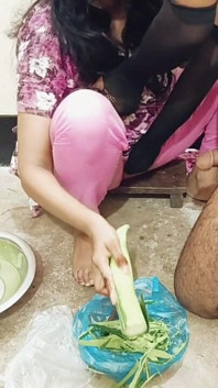 Une Indienne qui travaille se fait baiser en bangladais, dirty talk