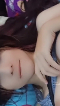 Yuliethgomez fa un videochiamata e mostra le sue tette a un follower dall'italia