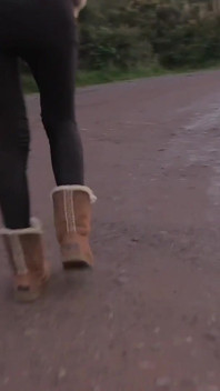 Cycata brytyjska milf chce kremowych cycków, więc wychodzi w Zmierzchu na brudną misję dogging