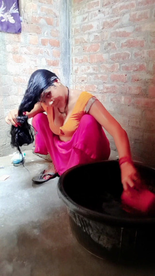 Renudbf: Une bhabhi desi prend une douche dans la salle de...