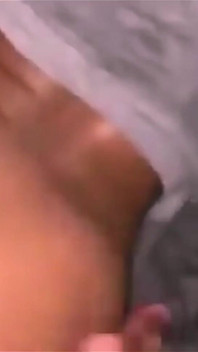 Dva chlapi ošukali tu samou holku z vysoké v pátek v noci - drobná ebony s velkým zadkem