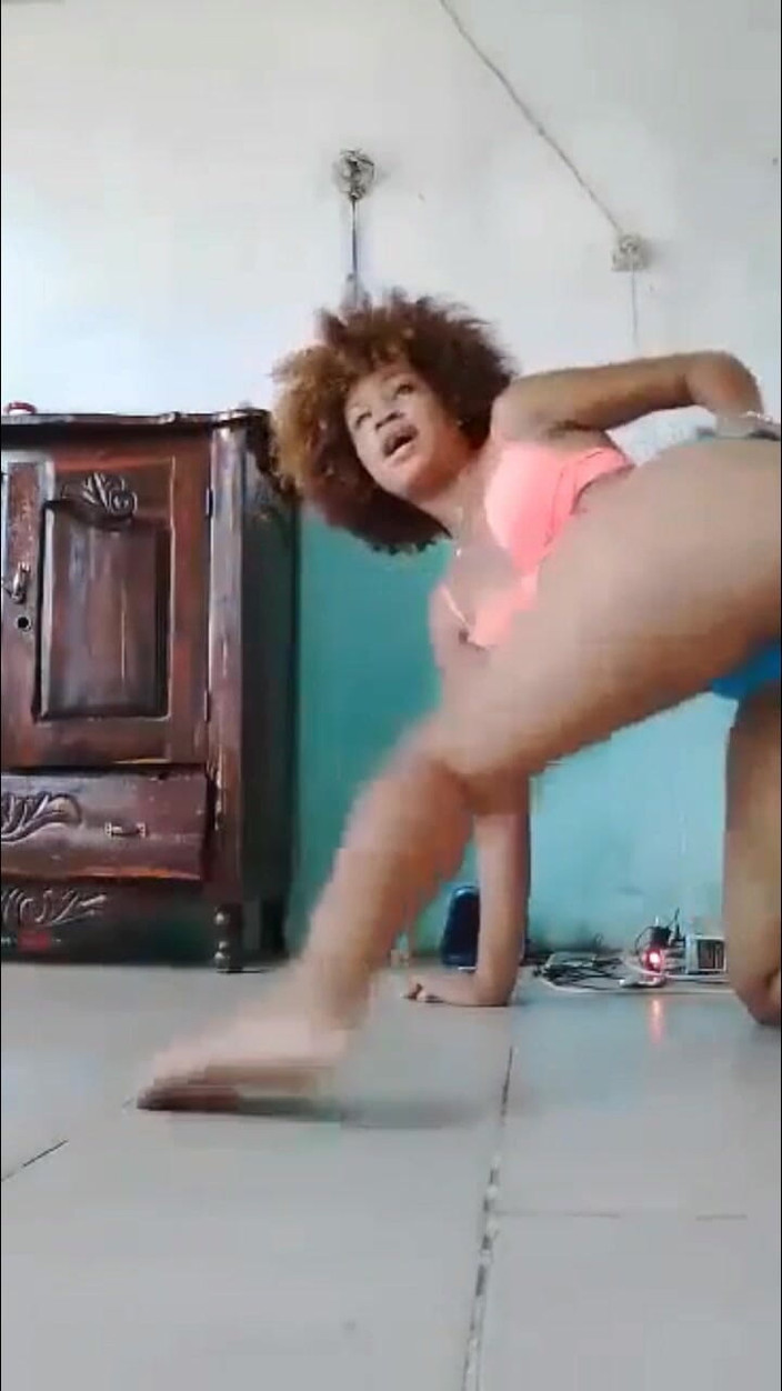 Kakazo shop: Cewek seksi kulit hitam lagi asik joget di kamarnya