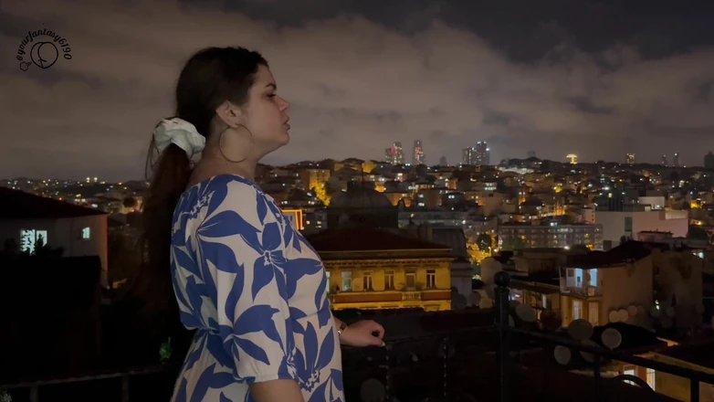 Your fantasy studio: Fumando na varanda com uma vista da cidade