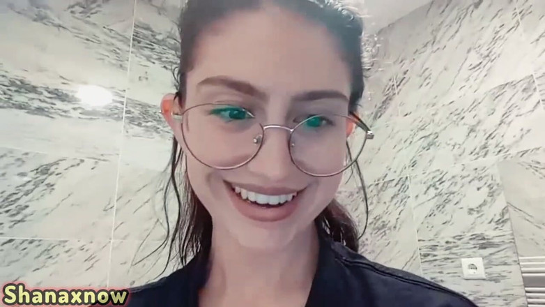 Shanaxnow: Canlı gösteri sırasında yüksek topuklu ayakkabılarla sikinin üstüne iki kez tükür