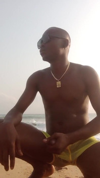 Andando com meu enorme pau nas costas masturbando na praia de Cotonou Sozinho