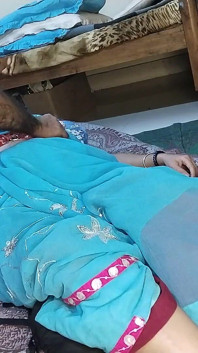 Desi Bhabhiホット、猫と乳首に触れる継父