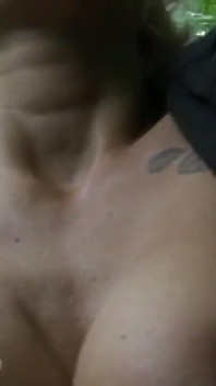 Tante seksi rambut pirang ini direkam di hutan sambil direkam - close up