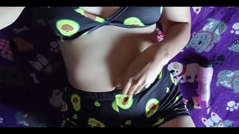 Studiotony: Okouzlující porno herečka Yuliethgomez v plavkách při dotyku její mokré...