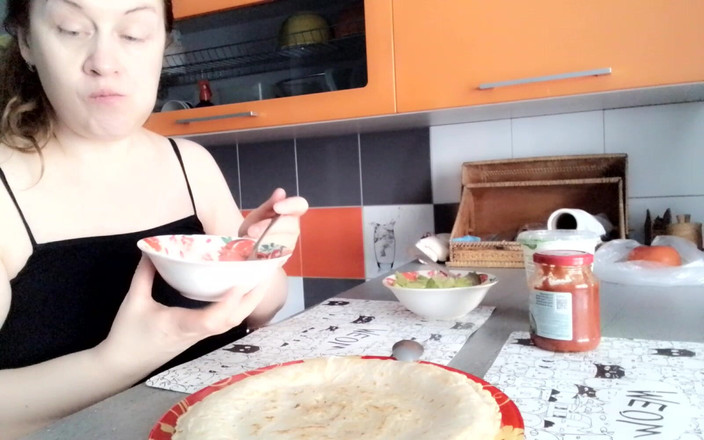 VikkiGeorgia: Estoy comiendo