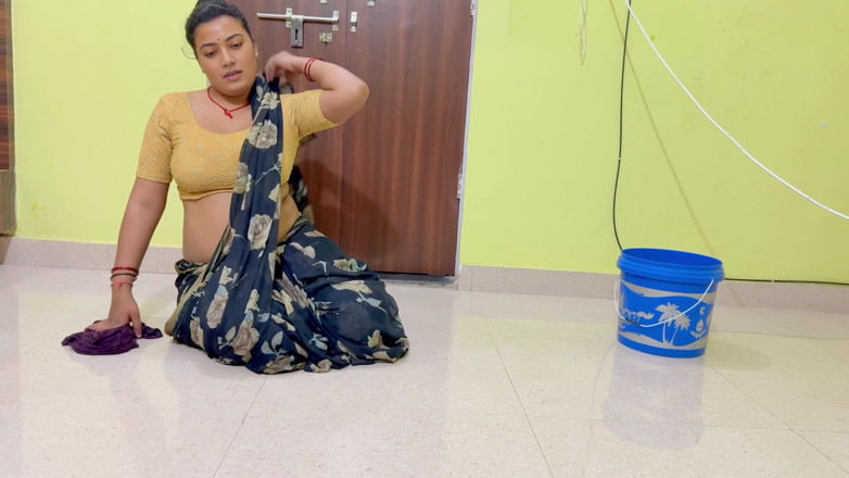 Hotty_ragini: Ești gardianul afacerii proprietarului 2 - Servitoare indiană cu țâțe mari futută de...