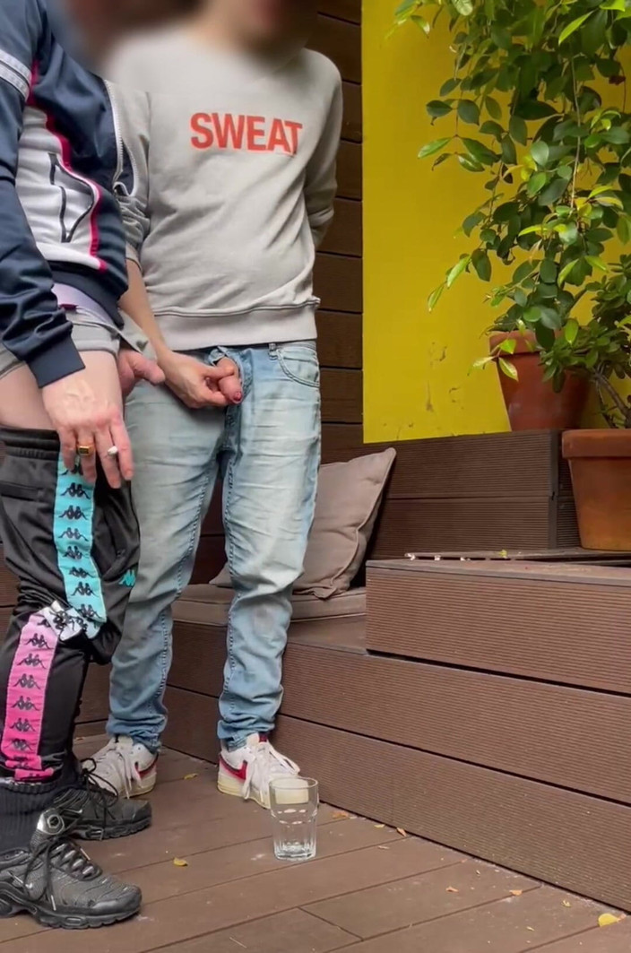 AmateurBoysPissing: 2 ragazzi provano a fare pipì in un bicchiere