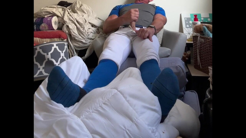 JockDad87: Alfa beyzbol oyuncusu Jockdad87, sporcusunu mavi ekipmanına sıkıyor.