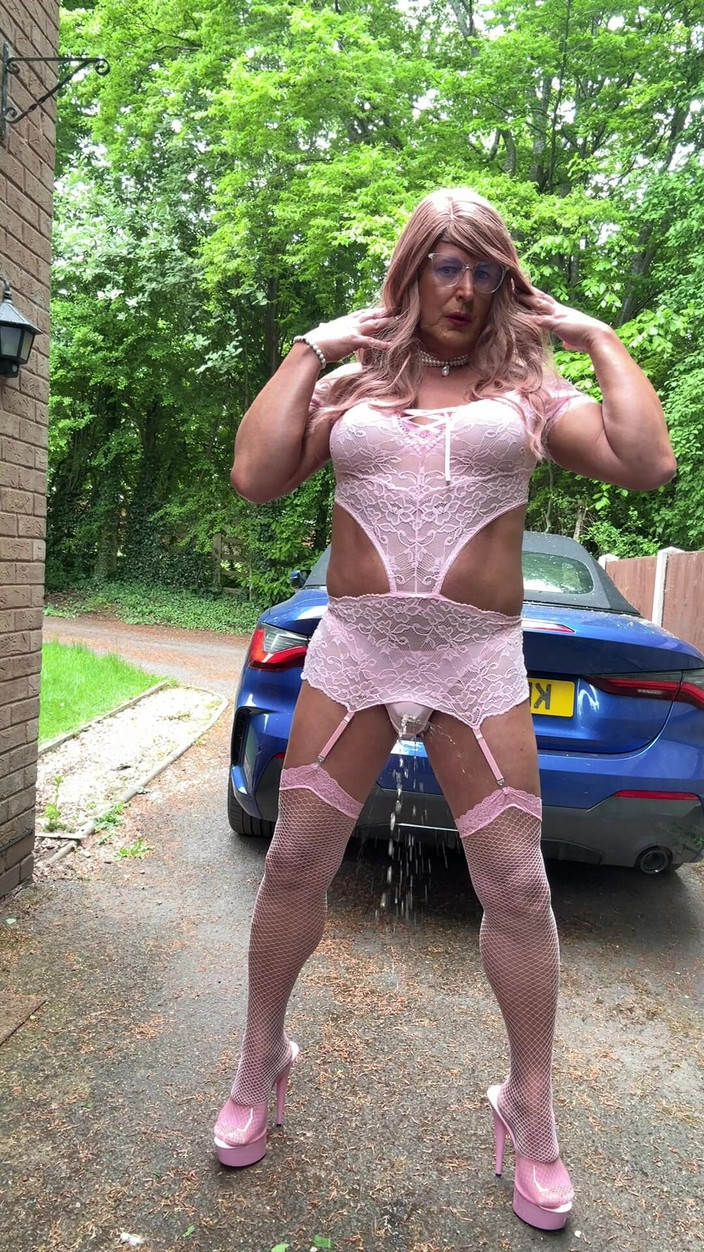 Kellycd2022: गुलाबी अधोवस्त्र स्टॉकिंग और ऊँची एड़ी के जूते में सेक्सी Crossdresser kellycd2022
