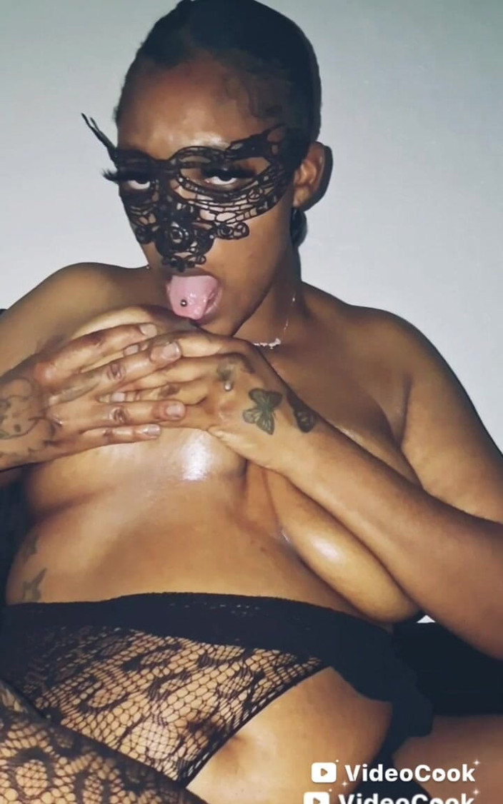Lola Tha Pink Bunny: The Rubdown (задница, ступни и киска в сисечках в видео от первого лица)