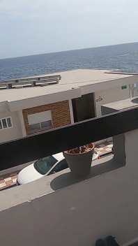 Succhia il cazzo sulla terrazza aperta e ingoia lo sperma