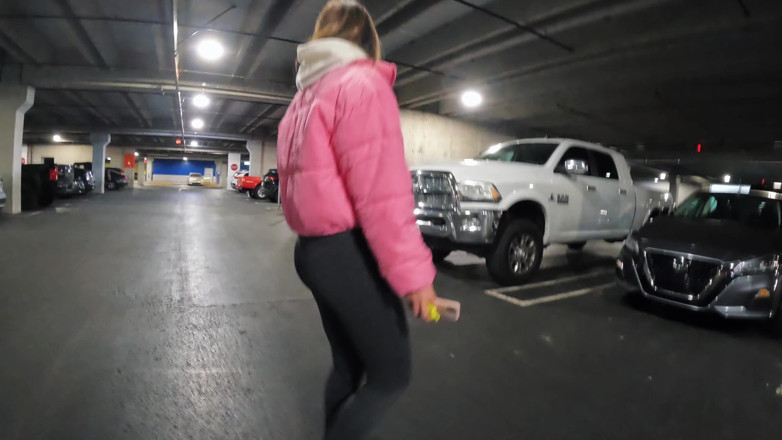 Addy Broke: La ragazza succhia il cazzo di uno sconosciuto in macchina...