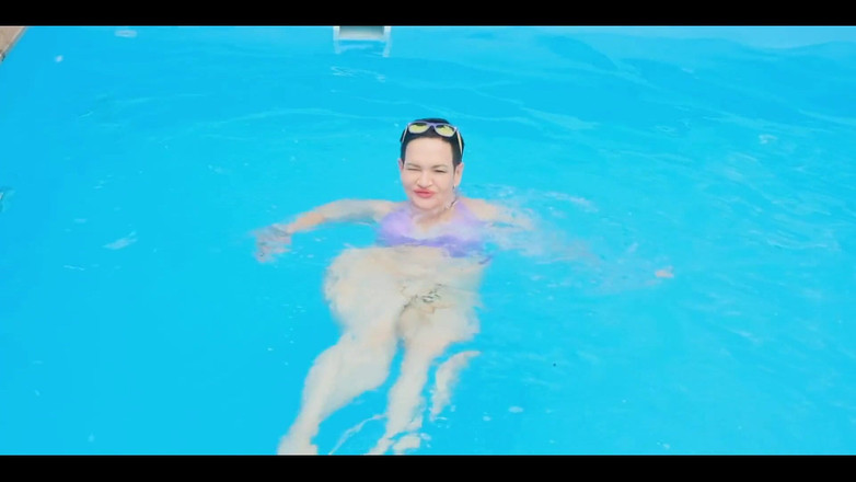 KarmenMilf: 수영장에서 혼자