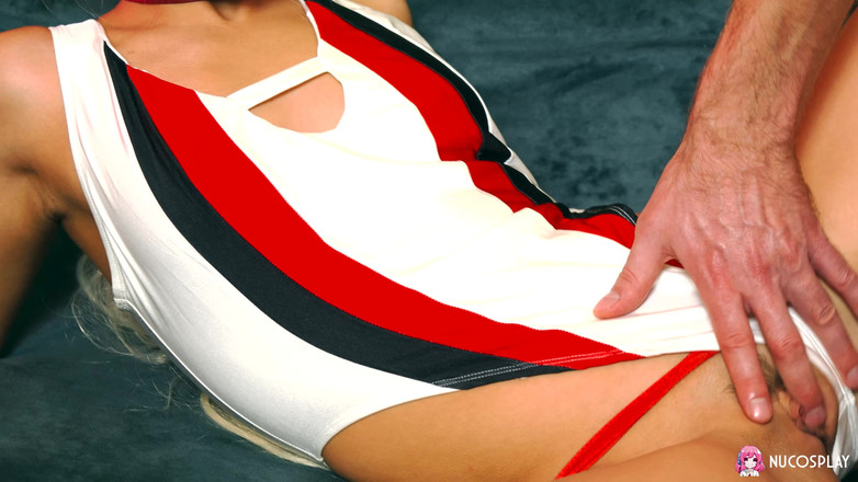 Nu Cosplay: Sletterige racekoningin, Skye Young, krijgt een enorme cumshot