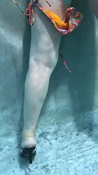 水上/水下泳池拍摄和长时间的慢动作户外淋浴