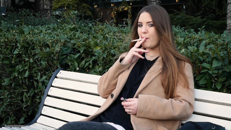 Russian Smokers: Fată rusoaică își petrece pauza de prânz fumând 3 țâțe la rând