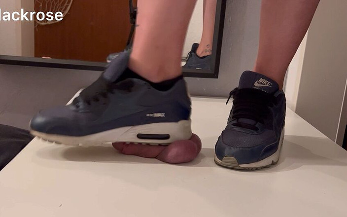 Miss Blackrose: Ignorerad under min airmax - kuk trampa