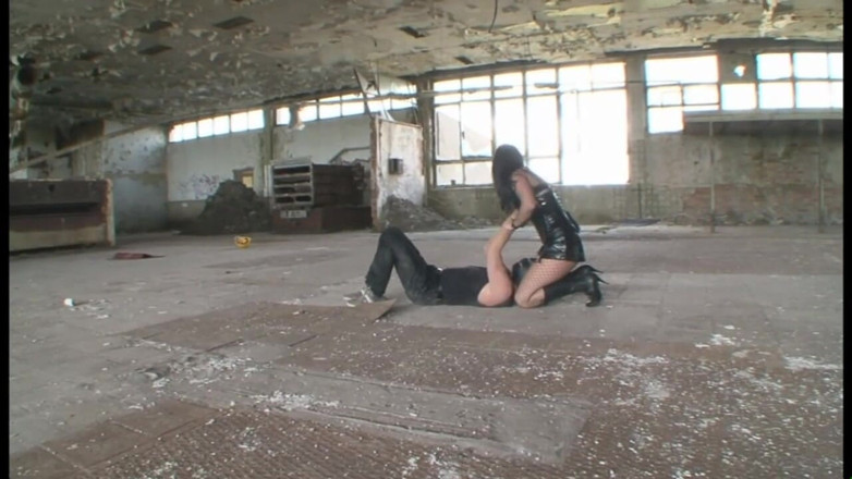 Absolute BDSM films - The original: Upokarzający trójkąt z zamaskowany kutasem mięśni
