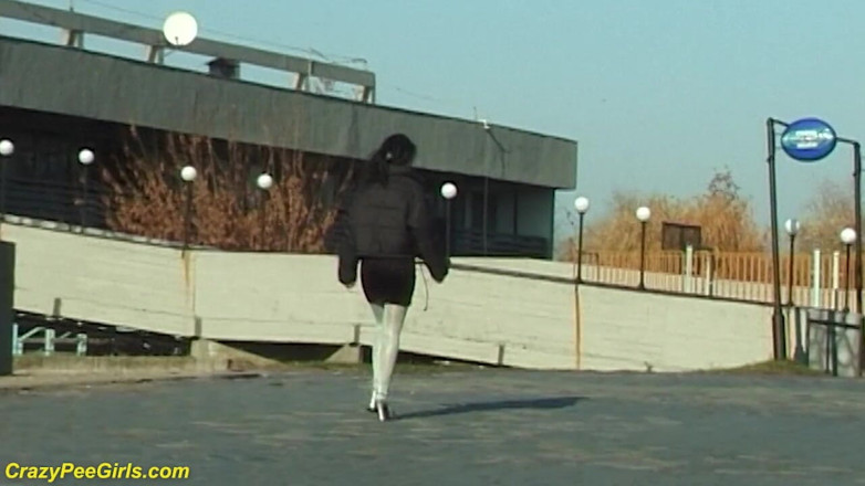 Crazy pee girls: Pantyhose girl pees on the staircase