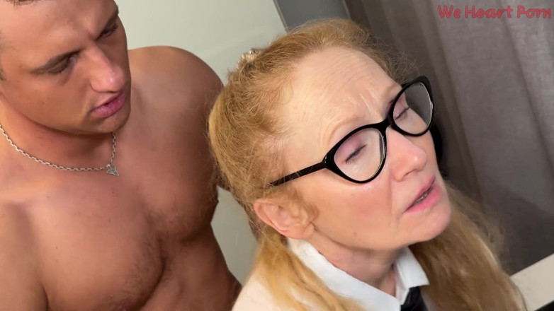 We heart Pron: Caliente gilf en la oficina es follada por semental y...