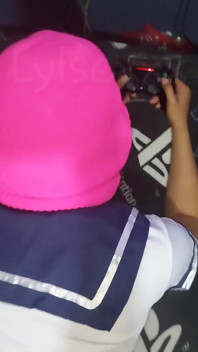 La troia otaku si fa scopare mentre gioca ai videogiochi