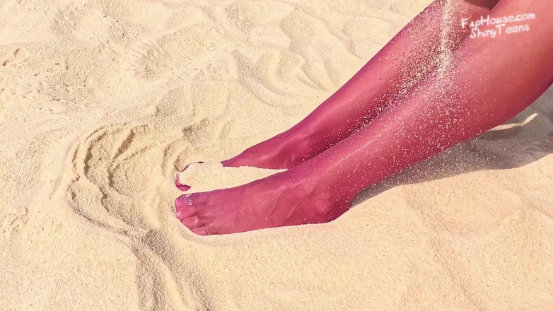 Shiny teens: 922 Collants violets brillants sur la plage