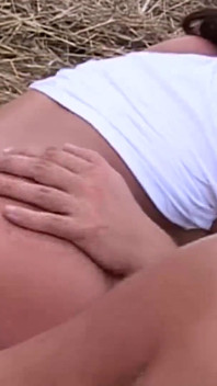 Brunetka nastolatka rucha się ze swoim chłopakiem na zewnątrz