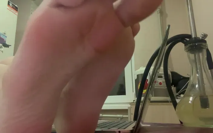 Skinny_lady69: CEI and close up worship my feet
