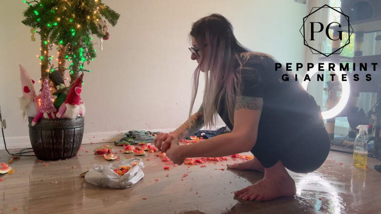 Peppermint Giantess: Fruit Crush Aftermath: Čištění šťavnatého nepořádku na podlaze