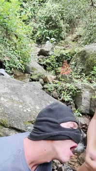 Priscila Araujo zabrała go zamaskowaną do lasu