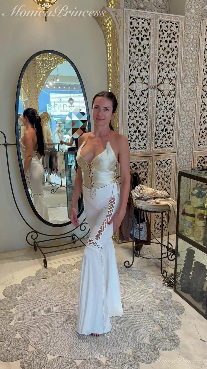 Princess Monica: Costume balineze sexy încearcă în Boutique