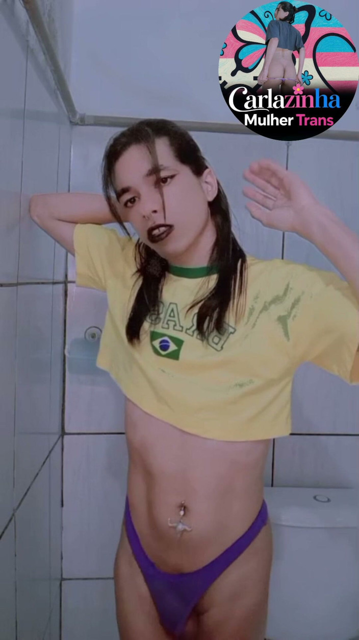 Srta. Carla: Carla Hure im T-Shirt aus Brasilien und der harte Schwanz