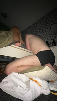 Kåt dom fru sätter slav fästman på knä så att han kan tillbe hennes fitta