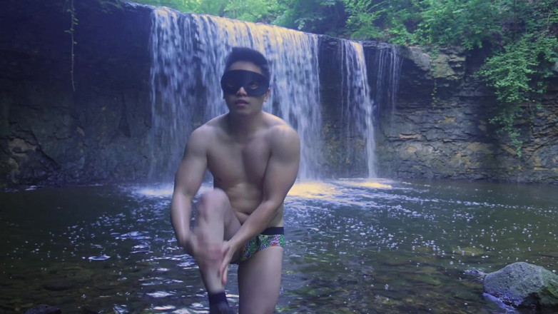 Barenakedmuscles: Muskularny azjatycki hunk flexes w Speedo by Waterfall - ciasny tyłek...