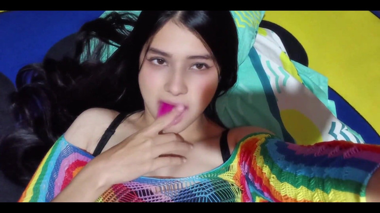 Yulieth Gomez: Teen Latina Mengusik