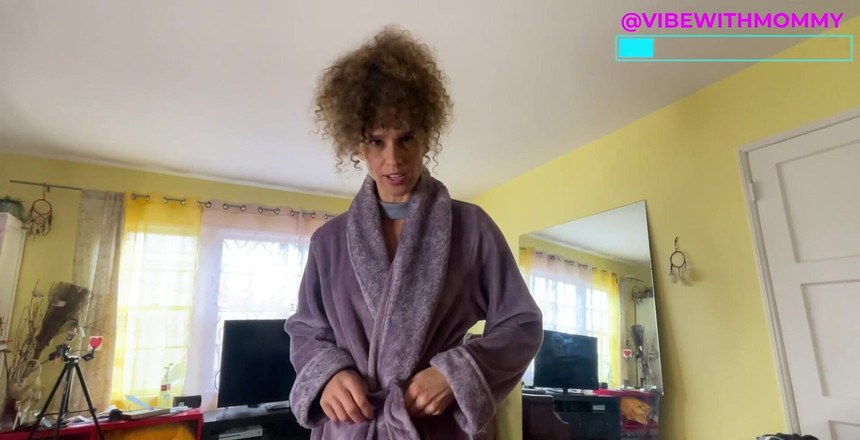 VibeWithMommy: Madrasta brava castiga você com cinta-