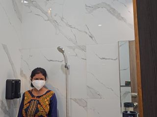 Romantic Indian Girlfriend: Hermosa novia folla en el baño