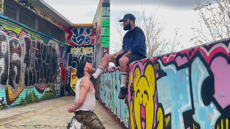 The Bearded Master: Cendrier, pisse et pieds. Un maître barbu utilise une fellation