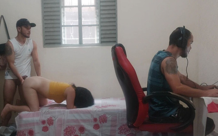 Kasallpimenta: 友人は、彼が遊んでいる間、彼の背中の後ろでオタクの友人の若いガールフレンドをファックします