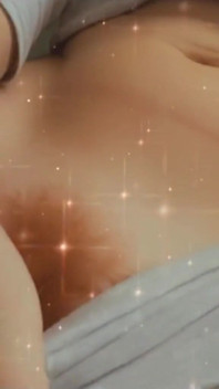 Își masturbează ușor pizda roșie cu degetul și are un orgasm. Mângâind țâțe excitate