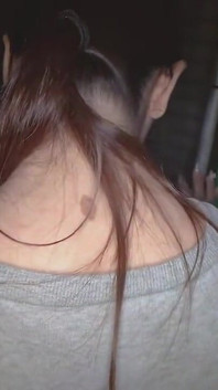 연약한 상속녀의 열기는 자연스럽고 풍부한 아름다움으로서 위험한 임시 부스 안에서 따뜻한 입 안의 지지를 제공합니다.