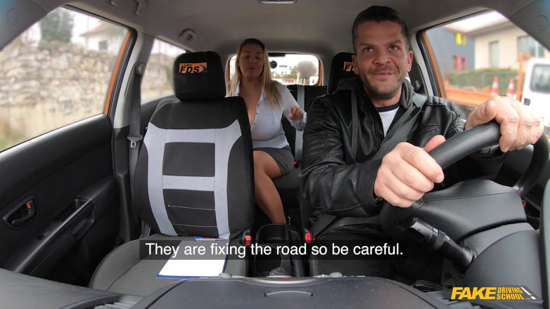 Fake Driving School: Scuola di guida falso - crystal swift mostra le sue tette...