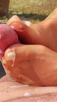 Glossy Nylon Footjob Im Garten